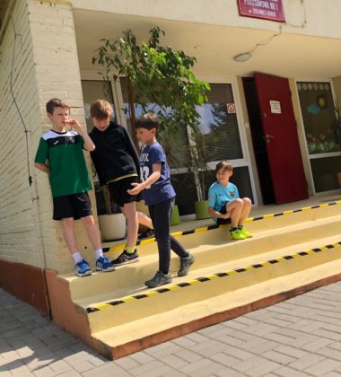 33079983_384911718585161_7319184795680899072_n