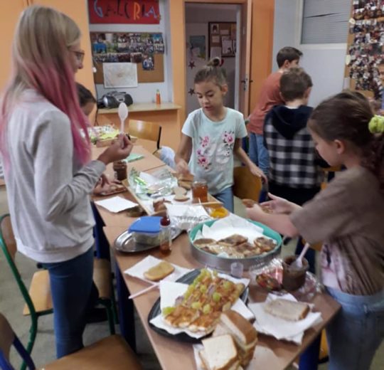 73528716_438745640078909_4302722782870896640_n